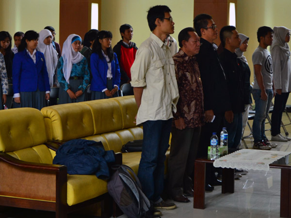 Tamu Undangan dan Peserta Workshop Cerpen menyanyikan Indonesia Raya ketika acara dimulai. Agung Gunawan Sutrisna/JUMPAONLINE