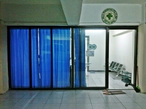 Tampak depan klinik Unpas Lengkng. Suasana klinik terlihat sepi tanpa pasien. (Sudury Septa Mardiah/JUMPAONLINE)