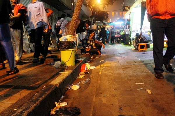 Kondisi BCN yang berserakan sampah dan kurang sarana tempat duduk. Pengunjung terpaksa duduk di atas trotoar dan di samping tempat sampah. Sudury Septa Mardiah/JUMPAONLINE