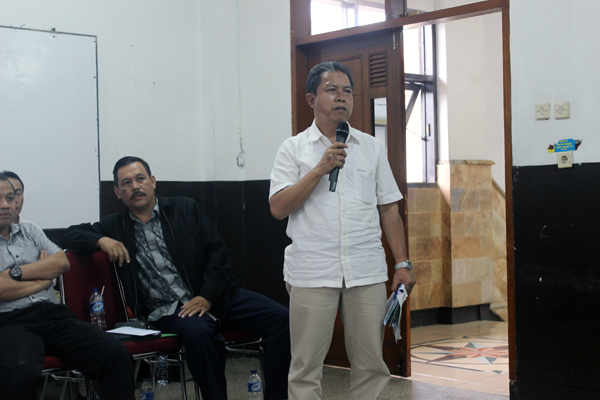 Wakil Dekan III, Aziz Lukman Praja menegur mahasiswa yang keluar dari ruangan saat keputusan disampaikan karena Aziz menilai mahasiswa tak memiliki etika. (Nabila Ghina Fadhila/JUMPAONLINE)