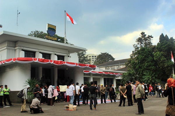 Puluhan orangtua siswa SMA menggelar aksi demonstrasi di depan gedung Balai Kota Bandung pada Jumat, 14 Agustus 2014 pukul dua siang. Mereka menuntut janji pemerintah Kota Bandung untuk membebaskan biaya Dana Sumbangan Pembangunan (DSP) dan Sumbangan Pembinaan Pendidikan (SPP) bagi siswa SMA di Kota Bandung.