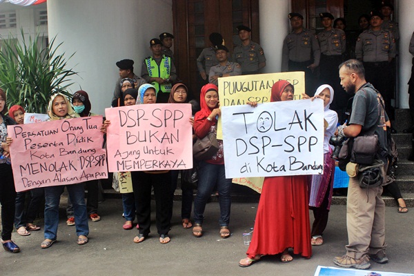 Dalam aksi tersebut para demonstran menuntut untuk membebaskan bviaya DSP dan SPP bagi siswa SMA di Kota Bandung. (Sudury Septa Mardiah/JUMPAONLINE)