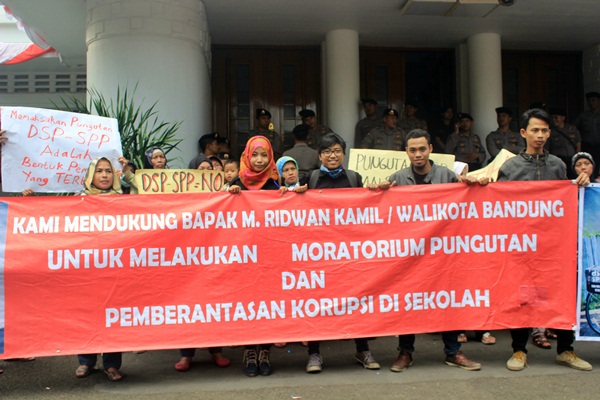 Beberapa mahasiswa dari FKIP Unpas turut berpatisipasi dalam aksi tersebut. (Sudury Septa Mardiah/JUMPAONLINE)