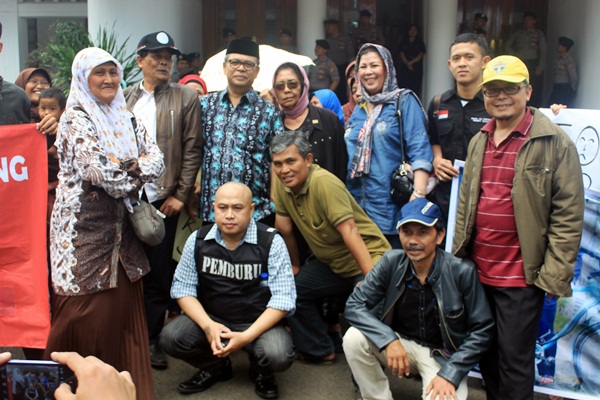 Setelah mencapai kesepakatan para demonstran meminta foto bersama dengan Elih. (Sudury Septa Mardiah/JUMPAONLINE)