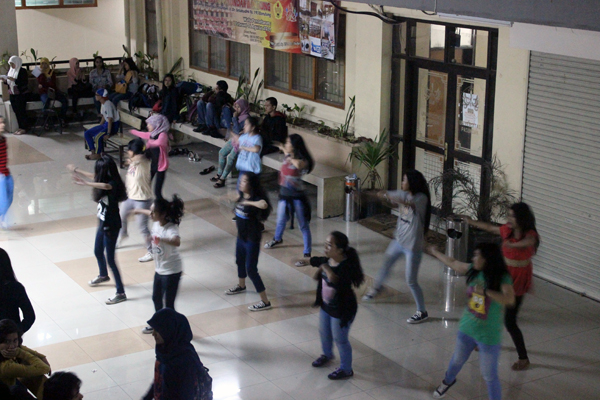 Anggota LISMA Unpas berlatih modern dance untuk mempersiapkan pengenalan kegiatan LISMA pada calon anggota baru yang akan dilaksanakan pada Minggu, 21 September 2014 di aula kampus Unpas Tamansari. (Sudury Septa Mardiah/JUMPAONLINE)
