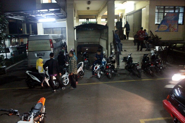 Mahasiswa Unpas berkumpul bersama di area parkir Unpas Tamansari. (Sudury Septa Mardiah/JUMPAONLINE)