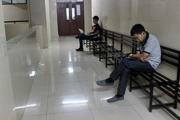 Dua orang mahasiswa menghabiskan malam minggu dengan menikmati WIFI di area plaza kampus Unpas Tamansari. (Sudury Septa Mardiah/JUMPAONLINE)