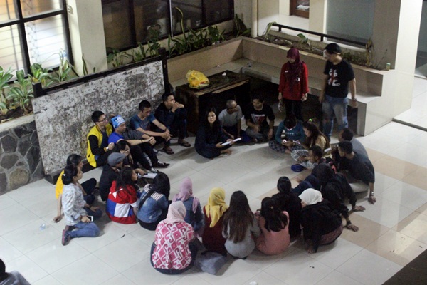 Anggota LISMA sedang berkumpul untuk mempersiapkan kegiatan pada Minggu,  21 September 2014. (Sudury Septa Mardiah/JUMPAONLINE)