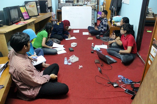 Pengurus LPM Jumpa menghabiskan waktu malam minggu dengan melaksanakan rapat redaksi Tabloid Jumpa. (Herlina Lisa/JUMPAONLINE)