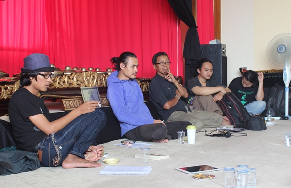 Zaky Yamani (tengah) sedang mendengarkan peserta bedah buku bertanya seputar buku Bandar (Elia Nurindah Sari/JUMPAONLINE)