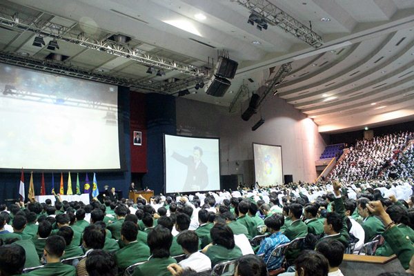 Suasana ESQ di dalam auditorium gedung Sasana Budaya Ganesha pada Selasa, 1 September 2015. (Adithya Berlian Pratama Arsad/JUMPAONLINE)