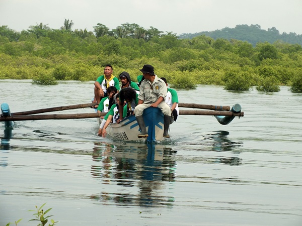Untuk mencapai pulau yang akan ditanami mangrove, panitia harus menyebrang menggunakan perahu nelayan dengan kapasitas 15 orang. Dua buah perahu disewa untuk membawa panitia menuju lokasi secara bolak-balik. Perjalanan yang ditempuh menggunakan perahu sekitar 7 menit untuk mencapai lokasi penanaman pertama. (Egi Budiana/JUMPAONLINE)