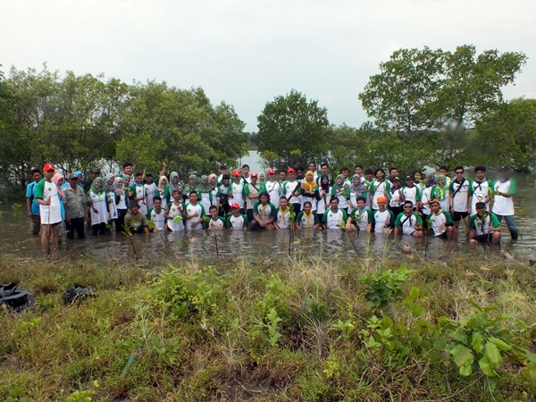 Saat melakukan penanaman, panitia menyelingi kegiatan untuk berfoto bersama. (Egi Budiana/JUMPAONLINE)