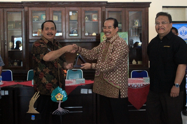 Penyerahan plakat dalam pembukaan acara Bakti Mahasswa di Kantor Bupati Kabupaten Pangandaran pada Kamis, 10 Maret 2016. (Mega Marina/JUMPAONLINE)