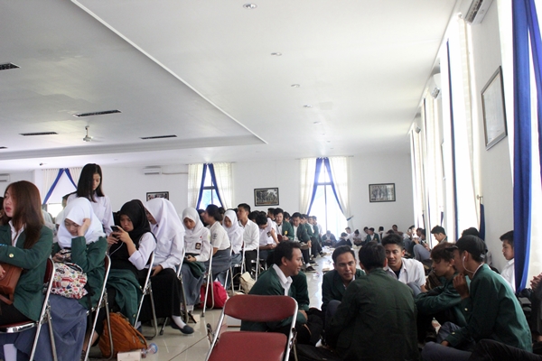 Beberapa Mahasiswa Baru Unpas 2016 yang tidak mendapat tempat duduk, hingga harus duduk lesehan saat mengikuti OPMB Unpas di Secapa AD, Selasa 6 September 2016.