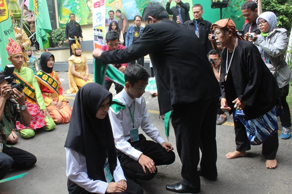 Dadang Mulyana, Dekan FKIP menyematkan selendang sebagai simbolis penerimaan mahasiswa baru Jumat, 9 September 2016.(Dianita/JUMPAONLINE)