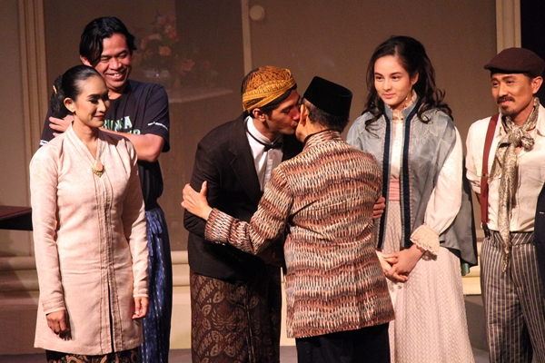 Usai bersalaman, Reza sontak mencium pipi kiri dan kanan Habibie. Reza dan Habibie terlihat sangat akrab dan hangat. Penonton dalam gedung teater pun bersorak atas penyambutan Reza yang begitu hangat. (Sudury Septa Mardiah/JUMPAONLINE)