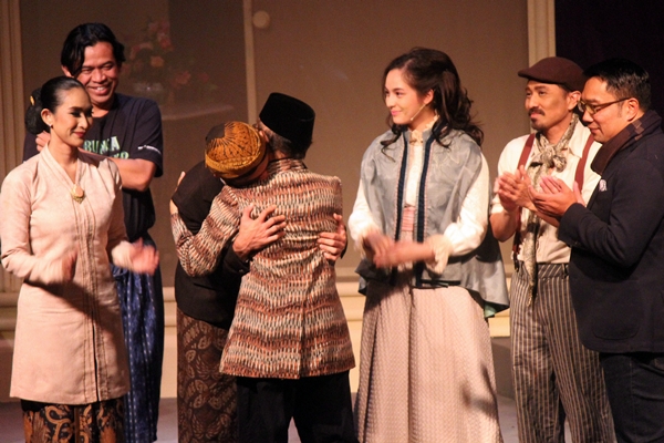 Tak hanya itu, Reza pun memeluk Habibie dengan eratnya. Sorak penonton pecah diiringi tepuk tangan dari tim kerja di atas panggung. (Kiri ke kanan) Happy Salma, Wawan Sofwan (Sutradara dan Penulis Naskah Teater BPA), Chelsea Islan, Lukman Sardi, dan Ridwan Kamil pun ikut bertepuk tangan. (Sudury Septa Mardiah/JUMPAONLINE)