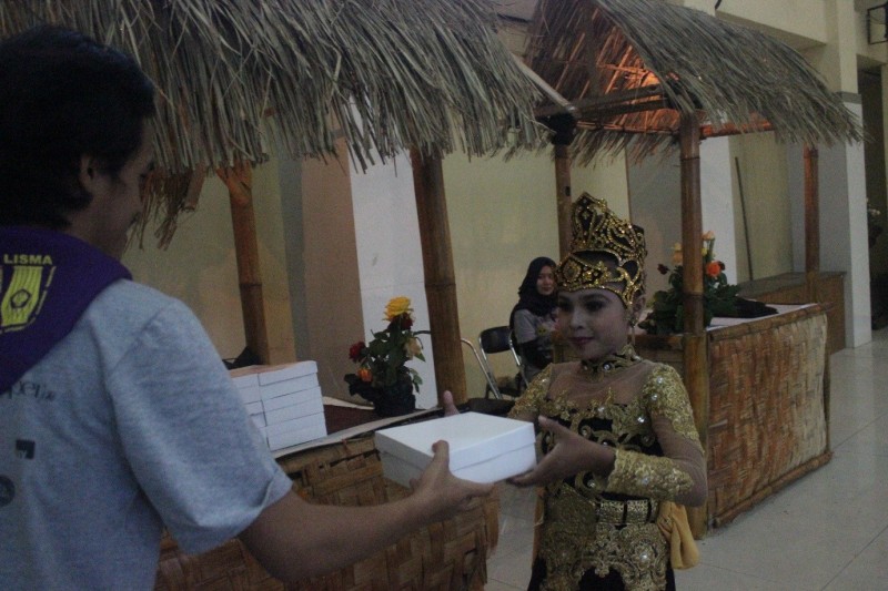 Panitia Pasanggiri Seni Sunda ke-14 memberikan makanan kepada peserta setelah selesai menampilkan tariannya. (Dian Puspitasari Bintoro / JUMPAONLINE)