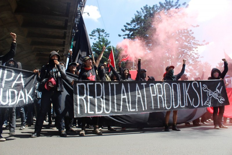 Massa yang tergabung dari berbagai kalangan menggelar aksi terhadap Pemerintah Indonesia khususnya Pemerintah Daerah Jawa Barat agar memenuhi tuntutan para buruh. (M Taruna Prima Rahardi / JUMPAONLINE)