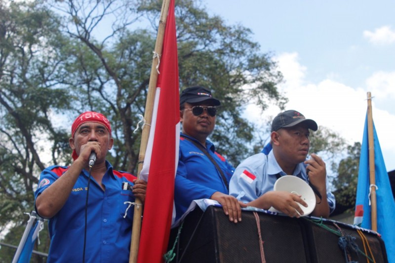 Salah seorang dari Serikat Buruh sedang berorasi menyuarakan tuntutannya di depan Gedung Sate. (M Taruna Prima Rahardi / JUMPAONLINE)