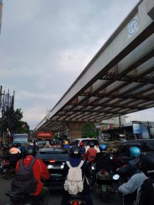 Kendaraan terjebak macet ketika melintasi proyek pembangunan flyover Cibaduyut-Kopo pada Sabtu, 22 Januari 2022 (Wina Nur Fadilah/JUMPAONLINE)
