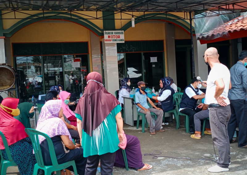 Potret masyarakat ketika sedang mengikuti program vaksinasi di wilayah Purwasari, Karawang, Jawa Barat. Pada Rabu, 26 Januari 2022. (Yusril Resmahadi /JUMPAONLINE)