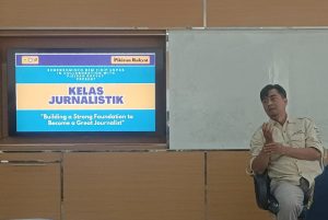 Potret Suhirlan Andriyanto, sedang memaparkan materi “Building a Strong Foundation to Become a Great Journalist“ pada Sabtu, 21 Desember 2024 di Ruang Kelas GB 401, Kampus I Unpas Lengkong Besar. (Rahma Aulia/JUMPAONLINE)