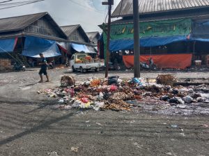Potret tumpukan sampah di Pasar Induk Caringin, Kecamatan Babakan Ciparay, Kota Bandung pada Minggu, 22 Desember 2024 (Moch. Rafi Gustiawan/JUMPAONLINE)