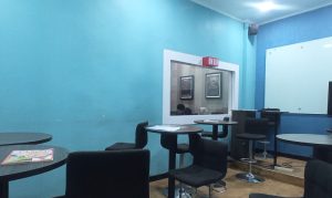 Potret dalam ruangan Laboratorium Newsroom Program Studi Ilmu Komunikasi Universitas Pasundan pada Senin, 16 Desember 2024 di lantai 3 gedung LT Kampus I Unpas Lengkong. (Aura Putri Syahrani/JUMPAONLINE)