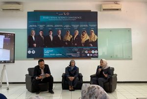 Potret dari kanan, Detya Wiryany dan Kartika Nuradina sebagai narasumber serta Rizky Surya Tawakal sebagai moderator saat pemaparan materi pada acara “INABA Sosial Science Conference”. (Gita Auliya/JUMPAONLINE)